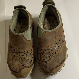 New Balance Brown Leather Slip-On Shoes with Cutout Design Size 9.5